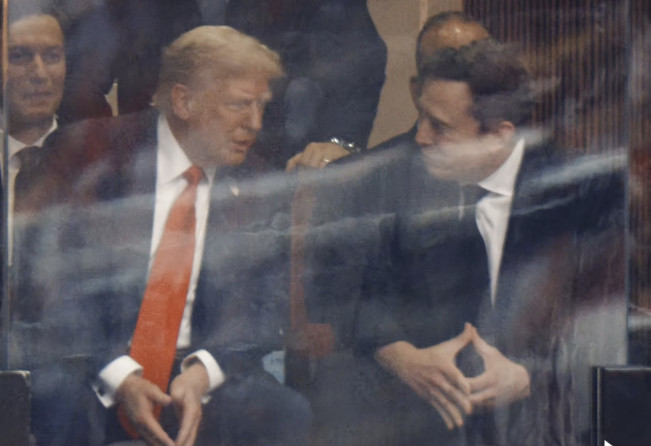 Pertama Kalinya Donald Trump dan Elon Musk Berjabat Tangan Setelah Berbulan-bulan Konflik